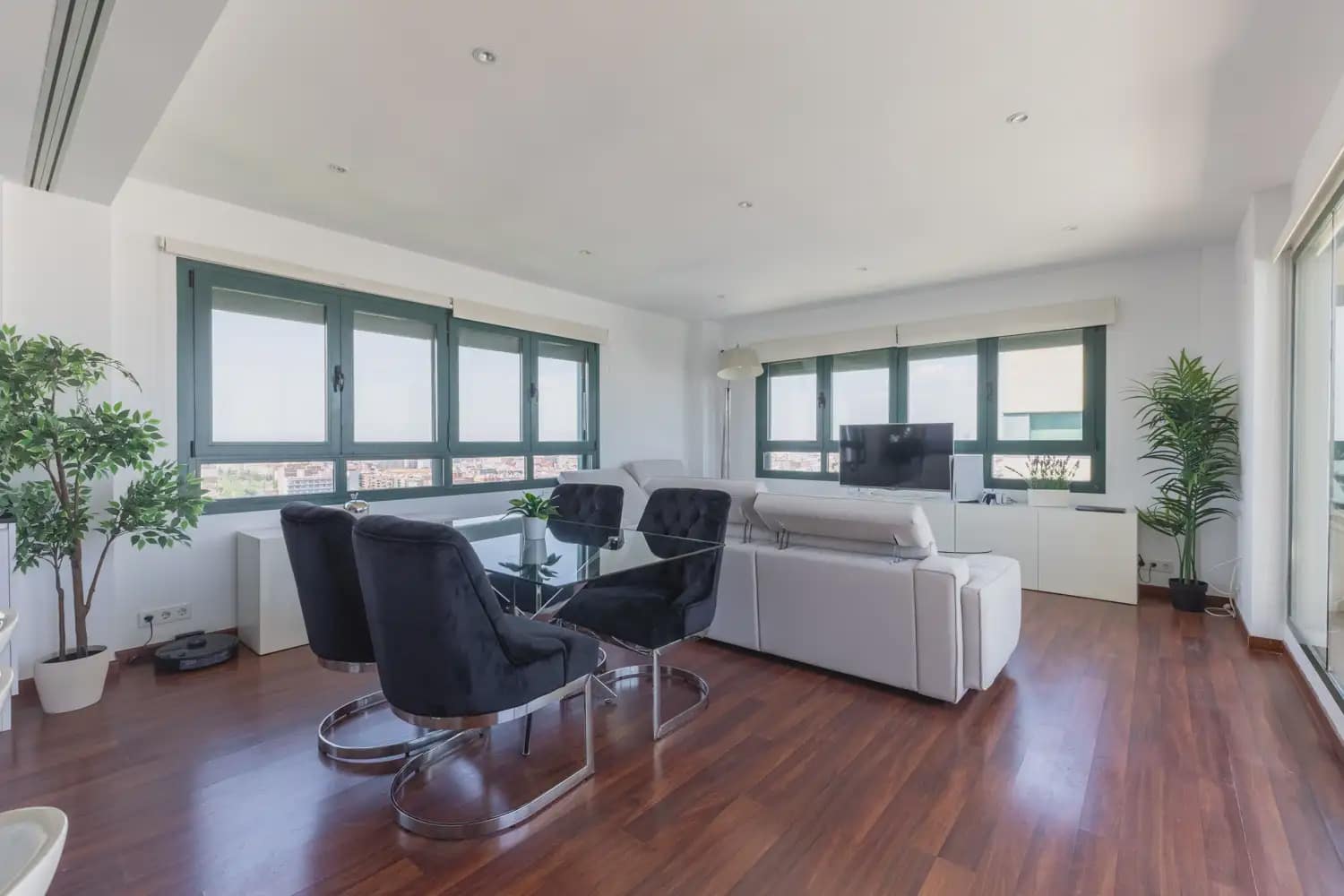 2 slaapkamer Penthouse te huur in Valencia stad met zwembad garage - € 3.800 (Ref: 9898146)