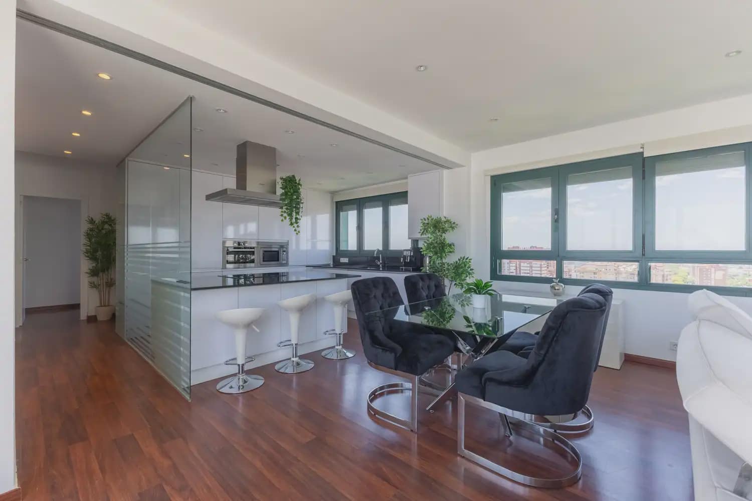 2 slaapkamer Penthouse te huur in Valencia stad met zwembad garage - € 3.800 (Ref: 9898146)