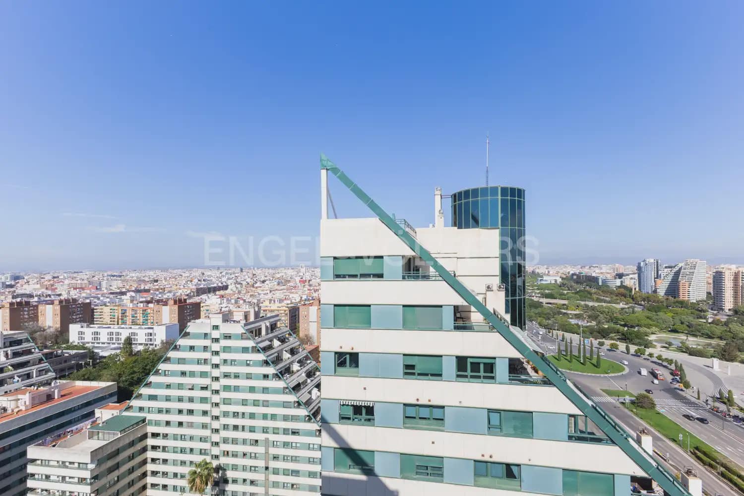 2 slaapkamer Penthouse te huur in Valencia stad met zwembad garage - € 3.800 (Ref: 9898146)