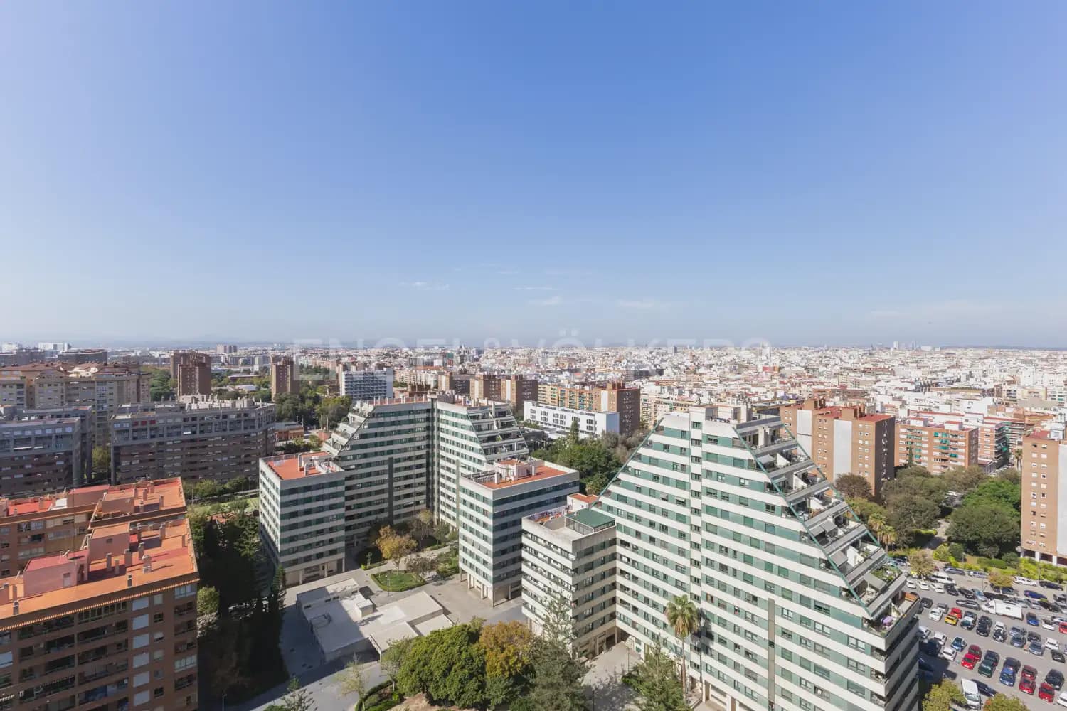 2 slaapkamer Penthouse te huur in Valencia stad met zwembad garage - € 3.800 (Ref: 9898146)