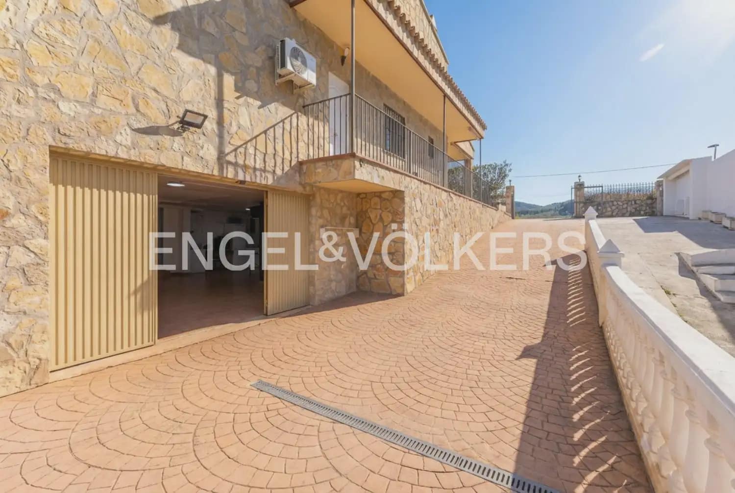 5 bedroom Villa for sale in Torres Torres with pool garage - € 468,000 (Ref: 9898148)