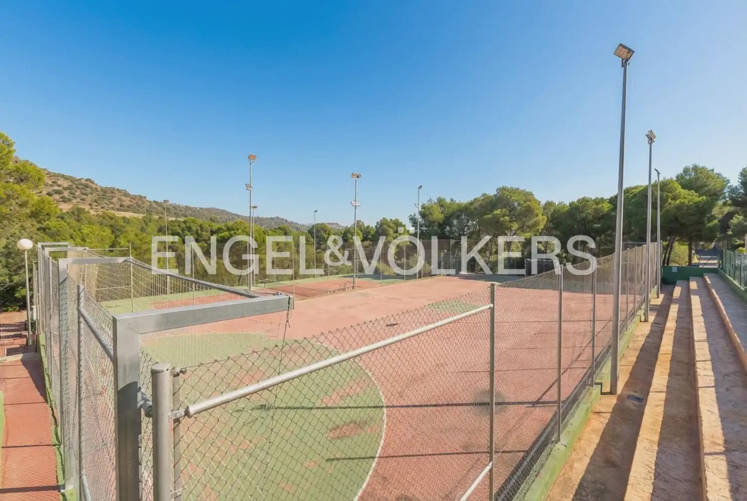 5 bedroom Villa for sale in Torres Torres with pool garage - € 445,000 (Ref: 9898148)