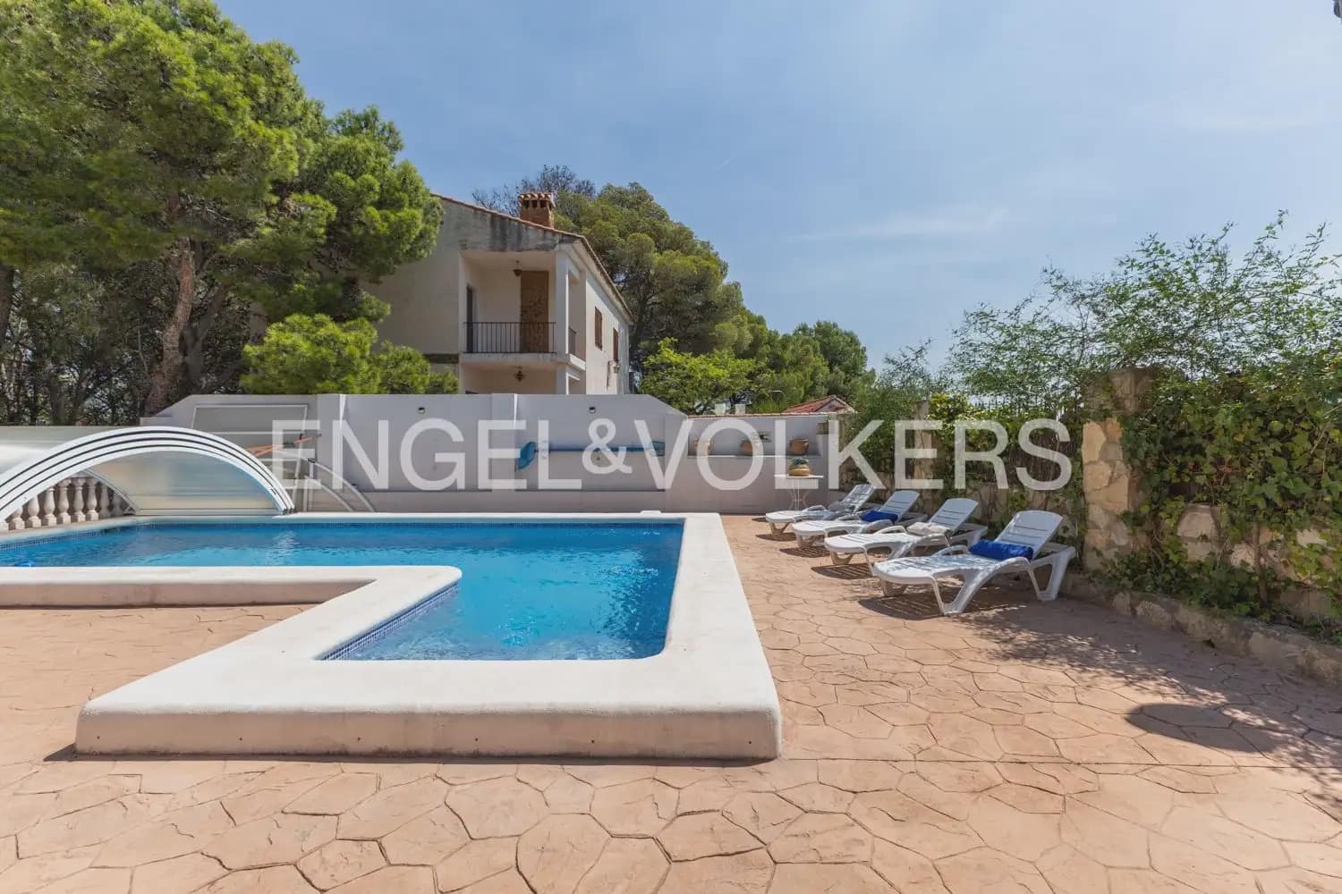 5 bedroom Villa for sale in Torres Torres with pool garage - € 445,000 (Ref: 9898148)
