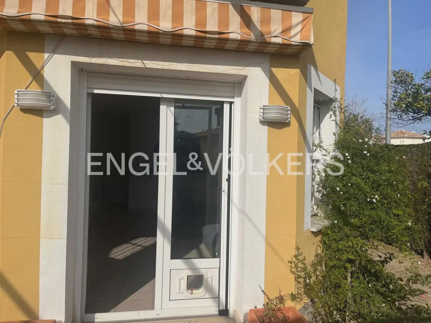 3 bedroom Terraced Villa for rent in Oliva with pool garage - € 1,500 (Ref: 9898151)