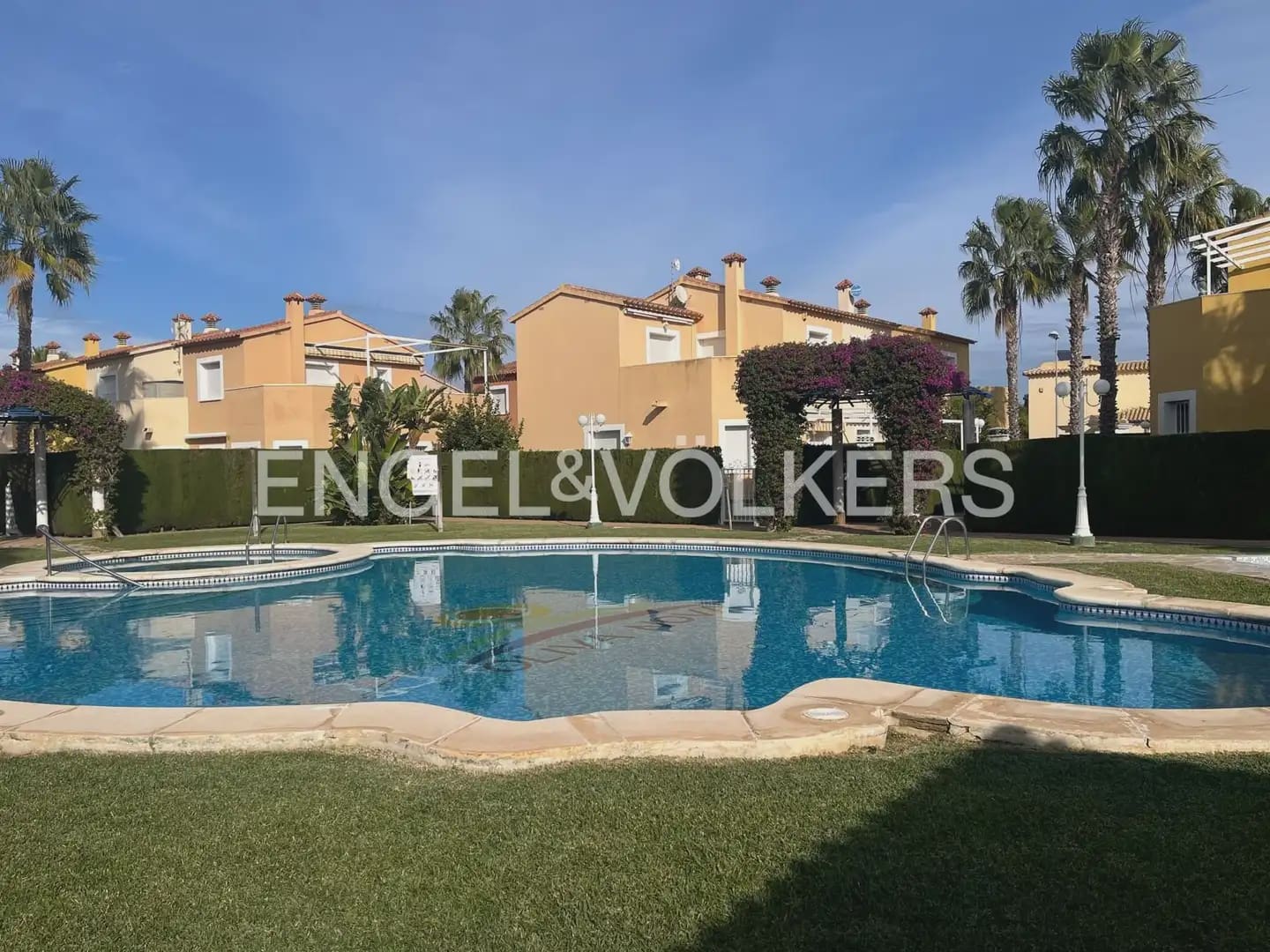 3 bedroom Terraced Villa for rent in Oliva with pool garage - € 1,500 (Ref: 9898151)