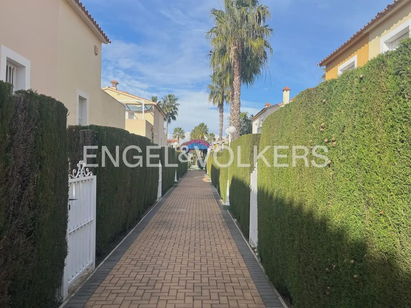 3 bedroom Terraced Villa for rent in Oliva with pool garage - € 1,500 (Ref: 9898151)