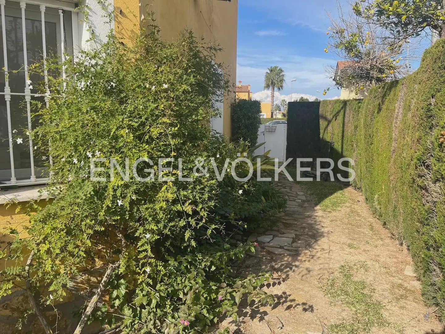 3 bedroom Terraced Villa for rent in Oliva with pool garage - € 1,500 (Ref: 9898151)