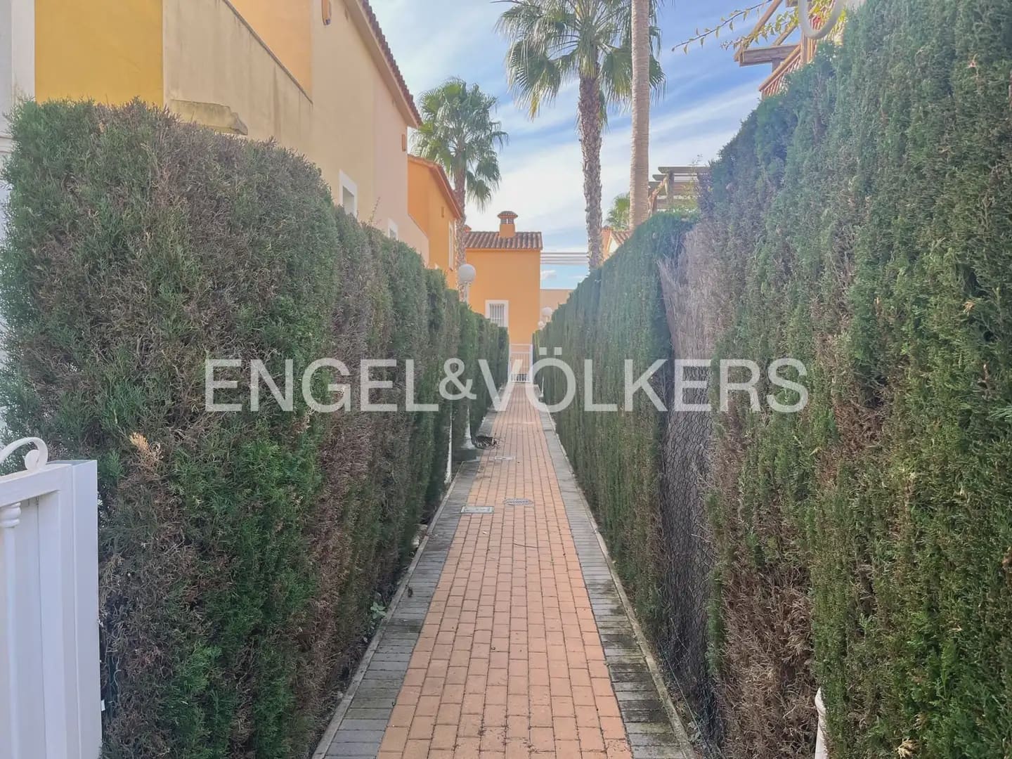 3 bedroom Terraced Villa for rent in Oliva with pool garage - € 1,500 (Ref: 9898151)