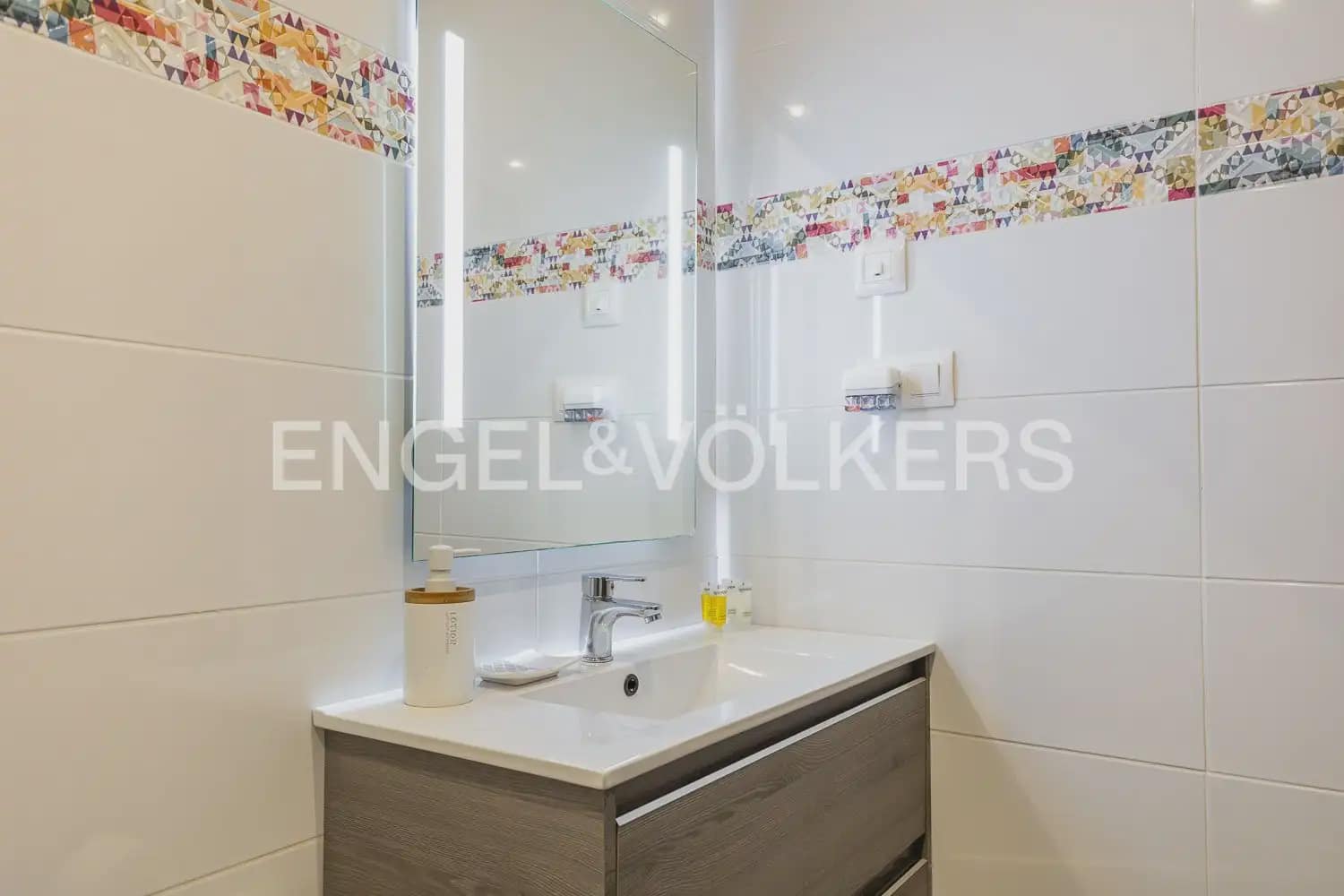 Hotel de 5 habitaciones en Javea / Xàbia en venta - 995.000 € (Ref: 9898153)