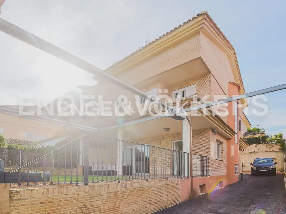 3 quarto Moradia em Banda para arrendar em Torrent com piscina garagem - 2 800 € (Ref: 9898155)