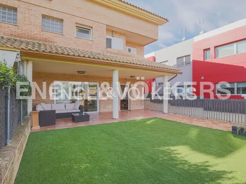 3 quarto Moradia em Banda para arrendar em Torrent com piscina garagem - 2 800 € (Ref: 9898155)