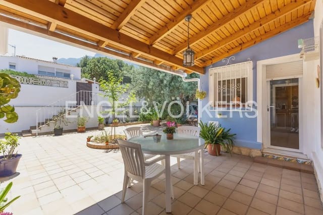 Chalet de 6 habitaciones en El Montgó, Dénia en venta con piscina garaje - 795.000 € (Ref: 9898163)