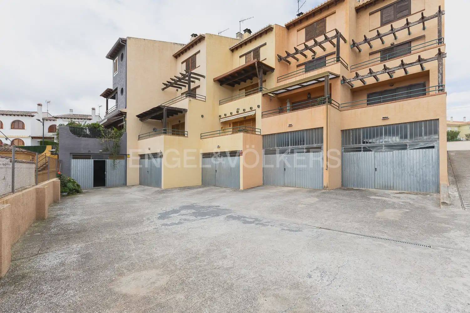 5 bedroom Terraced Villa for sale in Viver with garage - € 290,000 (Ref: 9898165)