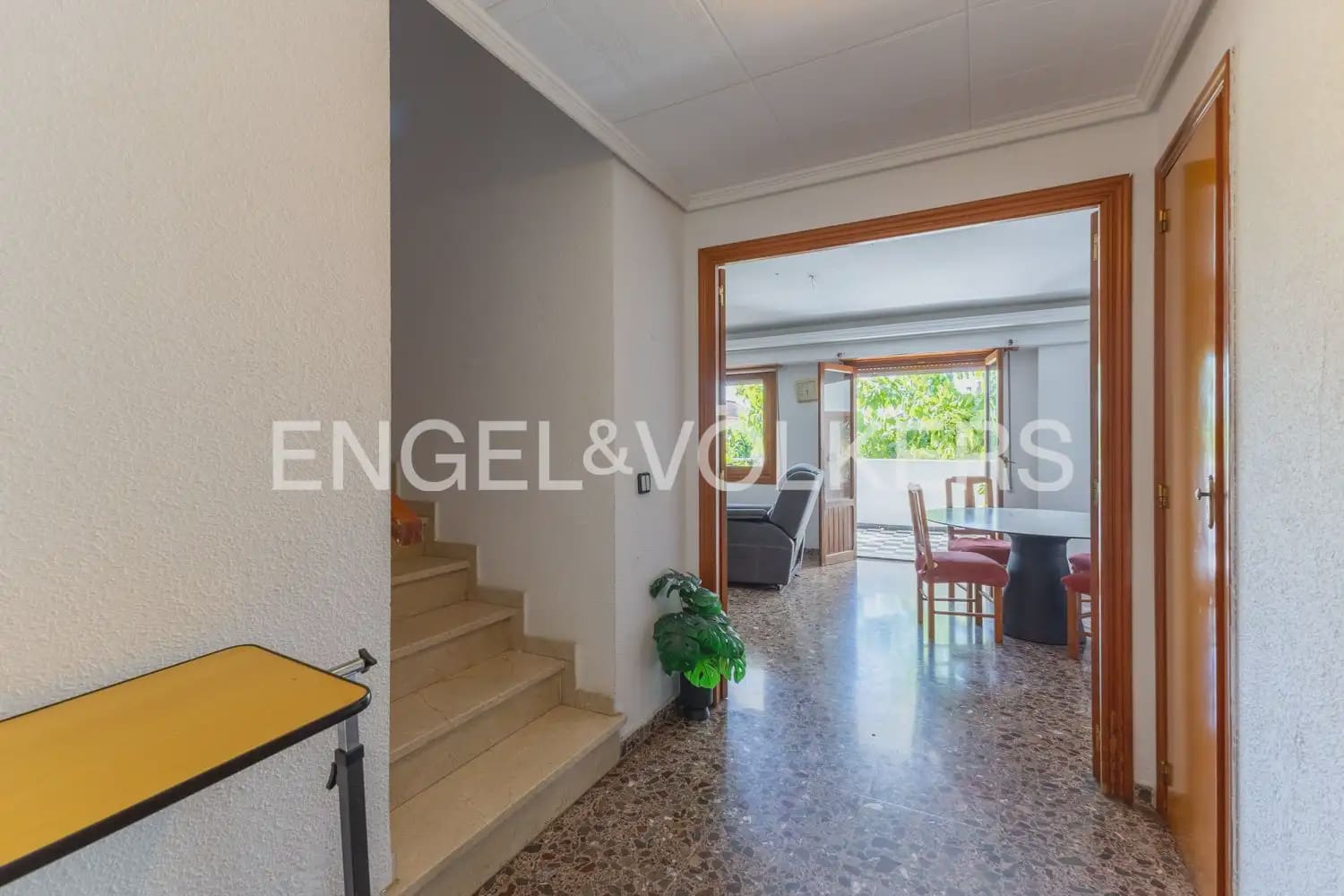 6 Zimmer Villa zu verkaufen in Chiva mit Pool Garage - 395.000 € (Ref: 9898172)
