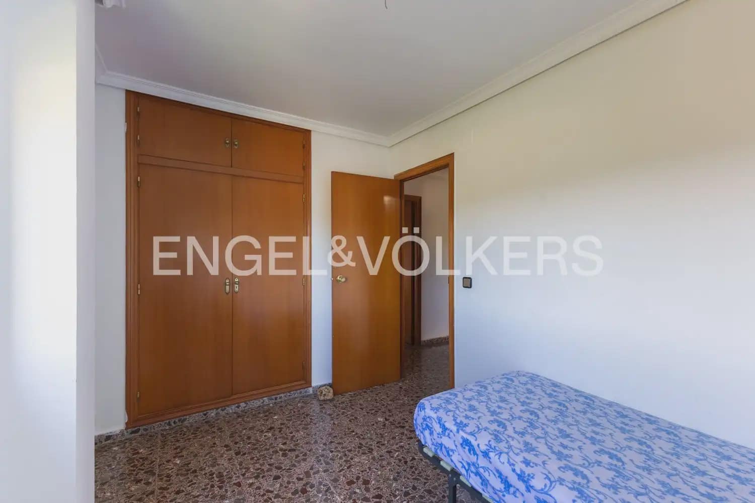 6 Zimmer Villa zu verkaufen in Chiva mit Pool Garage - 395.000 € (Ref: 9898172)
