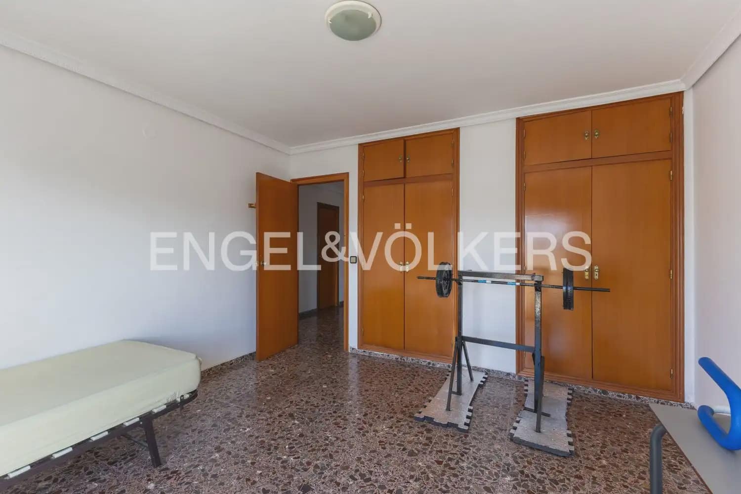 6 Zimmer Villa zu verkaufen in Chiva mit Pool Garage - 395.000 € (Ref: 9898172)