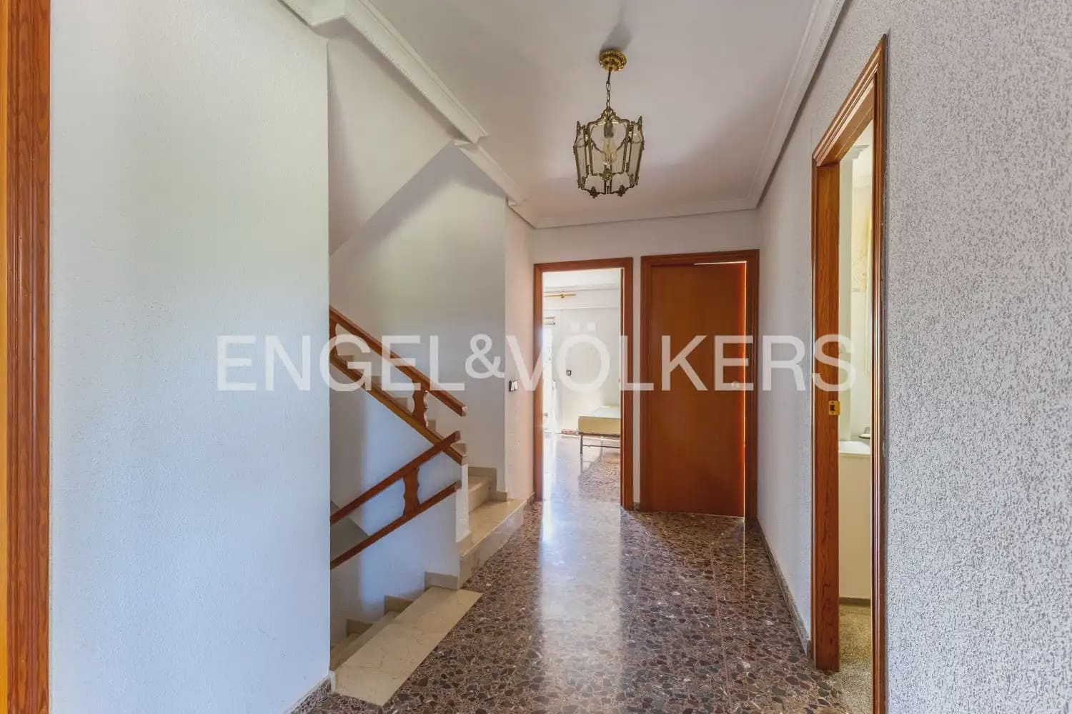 6 Zimmer Villa zu verkaufen in Chiva mit Pool Garage - 395.000 € (Ref: 9898172)