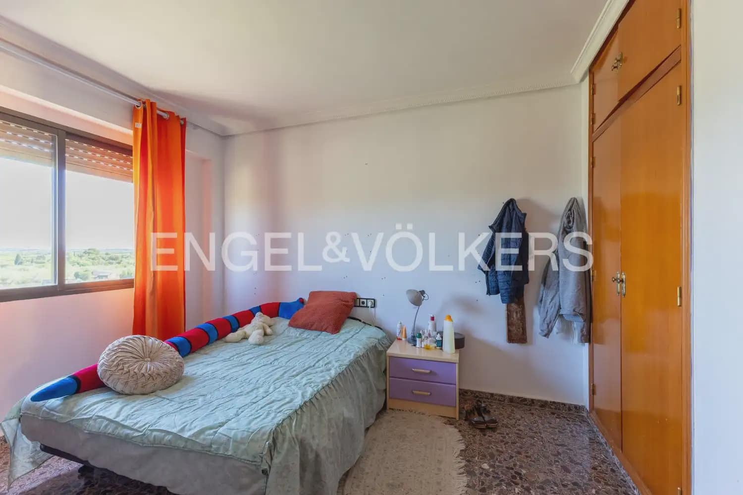 6 bedroom Townhouse for sale in Chiva with pool garage - € 375,000 (Ref: 9898172)