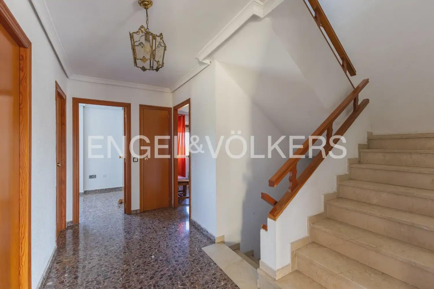 6 bedroom Townhouse for sale in Chiva with pool garage - € 375,000 (Ref: 9898172)