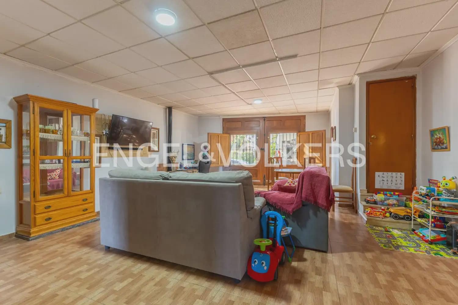6 bedroom Townhouse for sale in Chiva with pool garage - € 375,000 (Ref: 9898172)