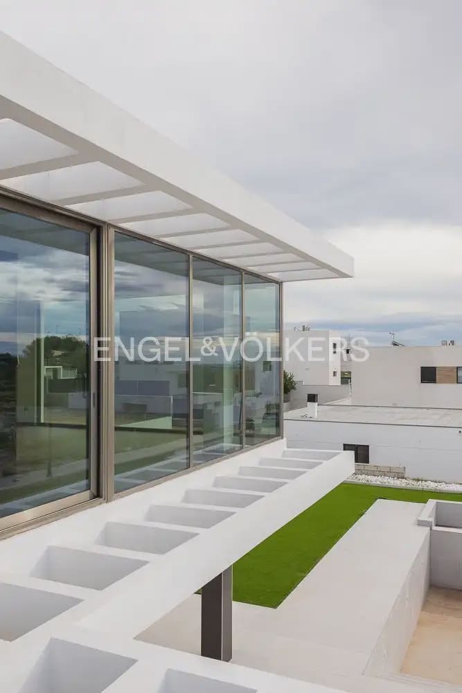 7 bedroom Villa for sale in Torrent with pool garage - € 1,495,000 (Ref: 9898180)