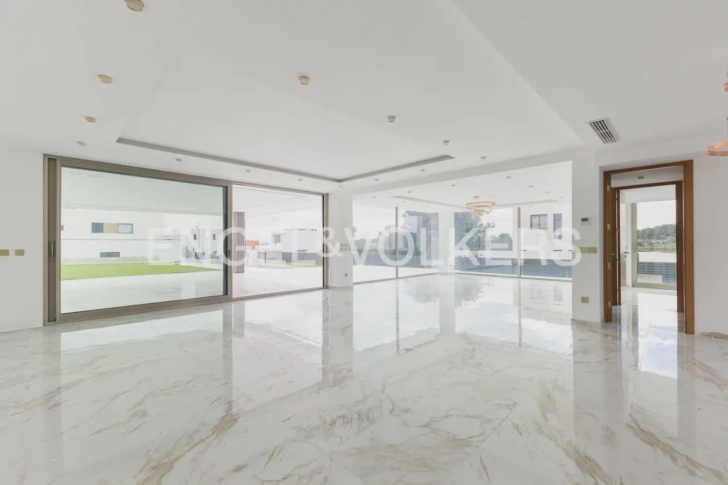 7 bedroom Villa for sale in Torrent with pool garage - € 1,495,000 (Ref: 9898180)
