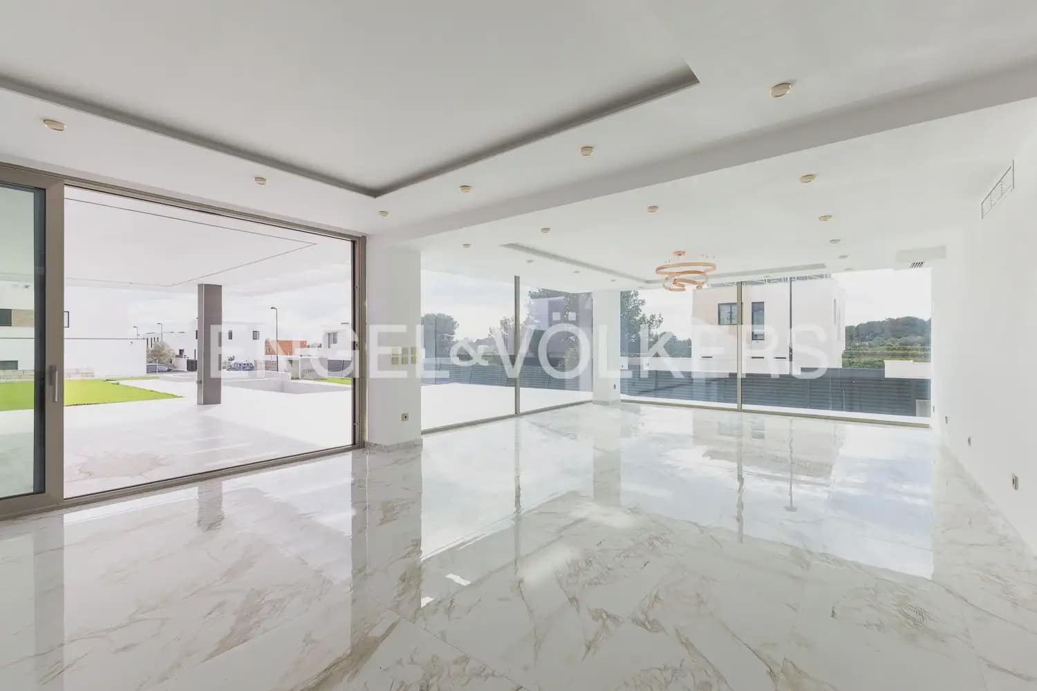 7 bedroom Villa for sale in Torrent with pool garage - € 1,495,000 (Ref: 9898180)