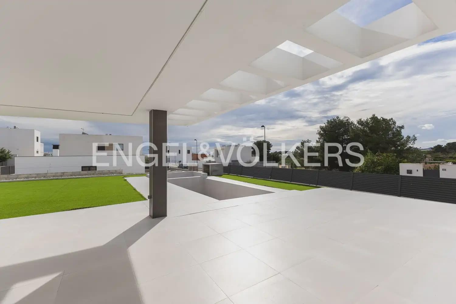 7 bedroom Villa for sale in Torrent with pool garage - € 1,495,000 (Ref: 9898180)