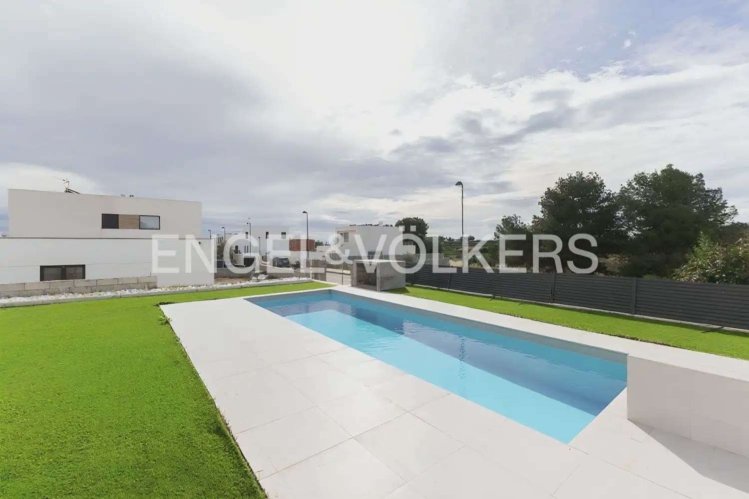 7 bedroom Villa for sale in Torrent with pool garage - € 1,495,000 (Ref: 9898180)