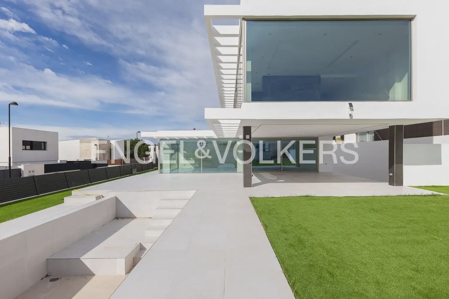 7 bedroom Villa for sale in Torrent with pool garage - € 1,495,000 (Ref: 9898180)