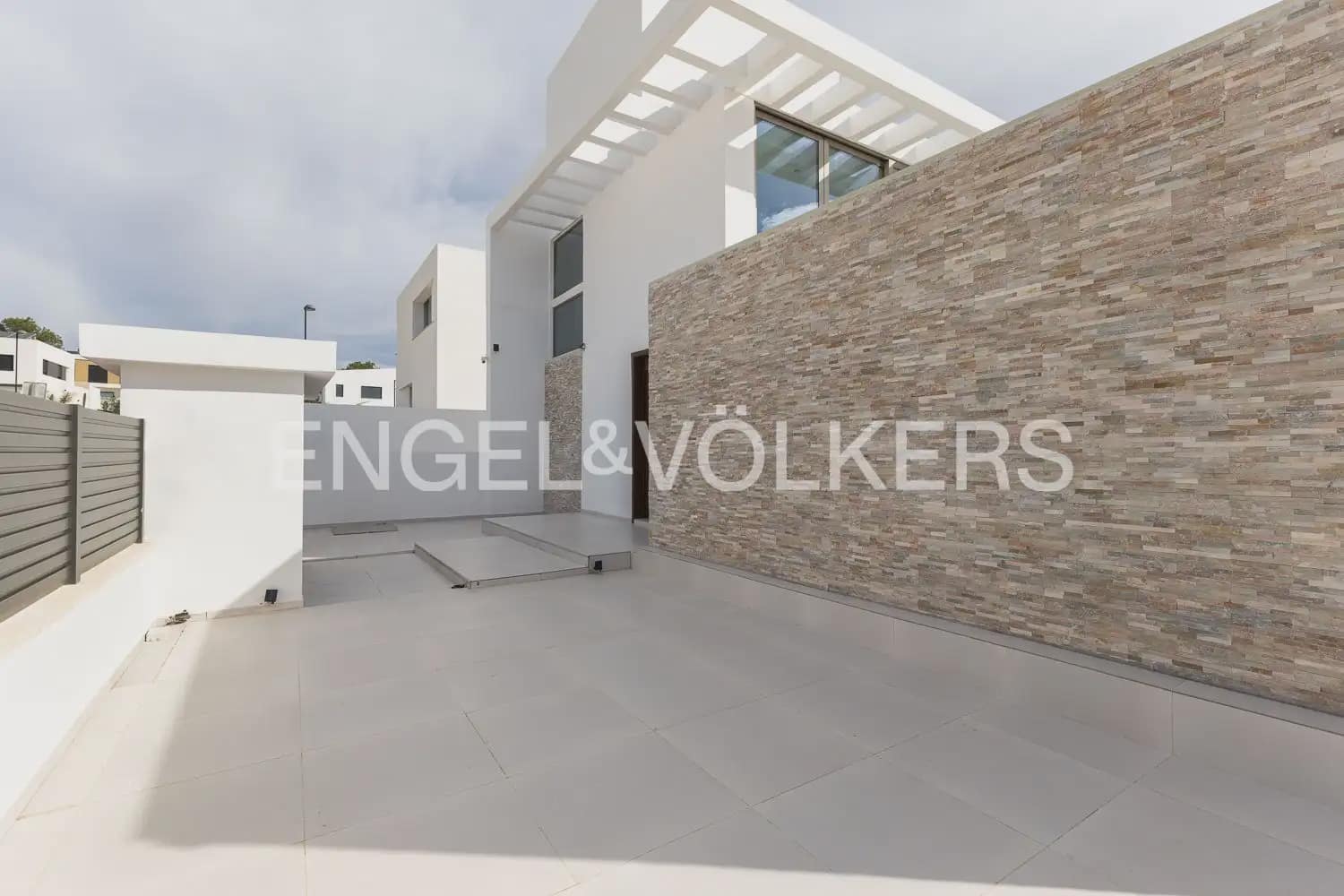 7 bedroom Villa for sale in Torrent with pool garage - € 1,495,000 (Ref: 9898180)