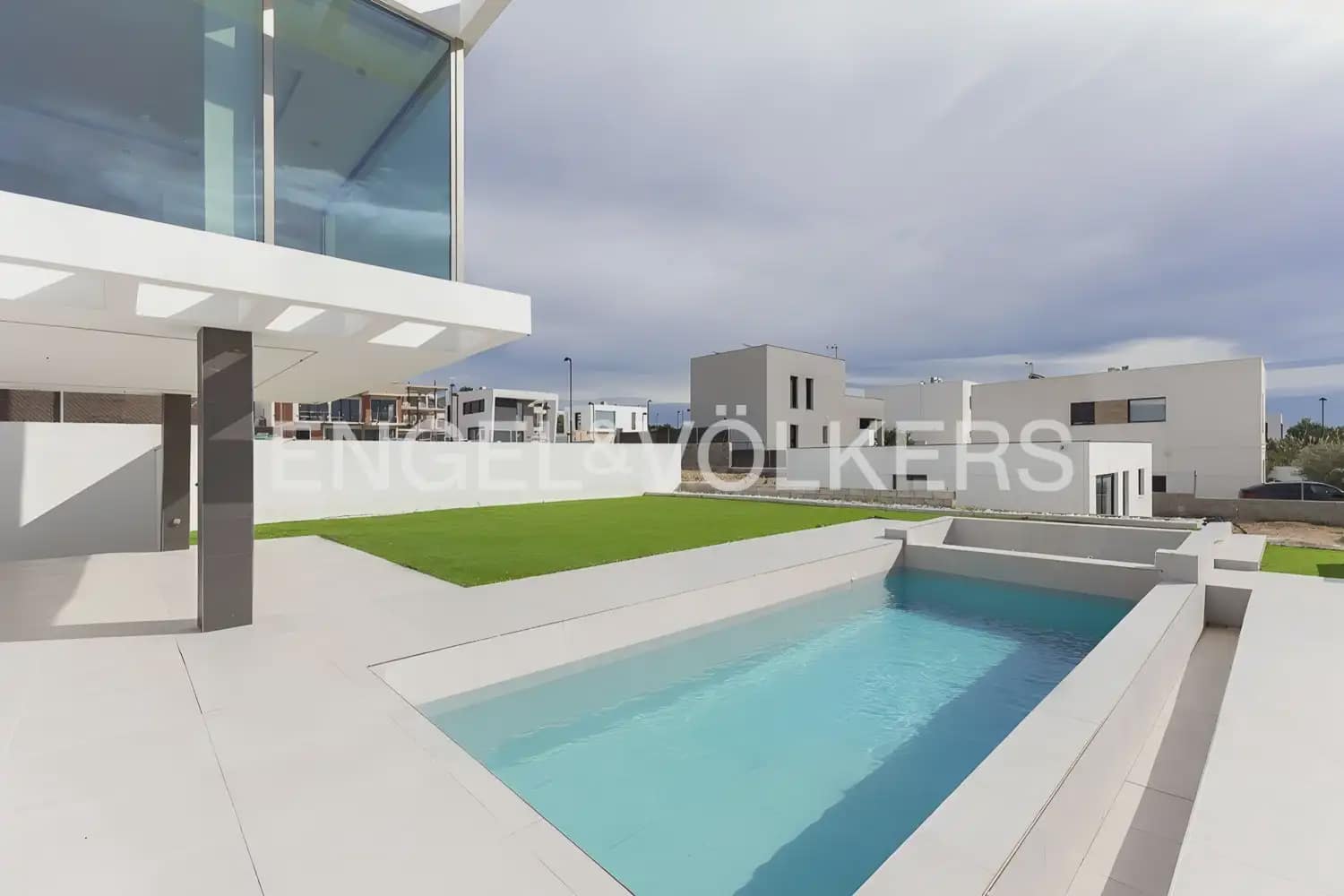 7 bedroom Villa for sale in Torrent with pool garage - € 1,495,000 (Ref: 9898180)