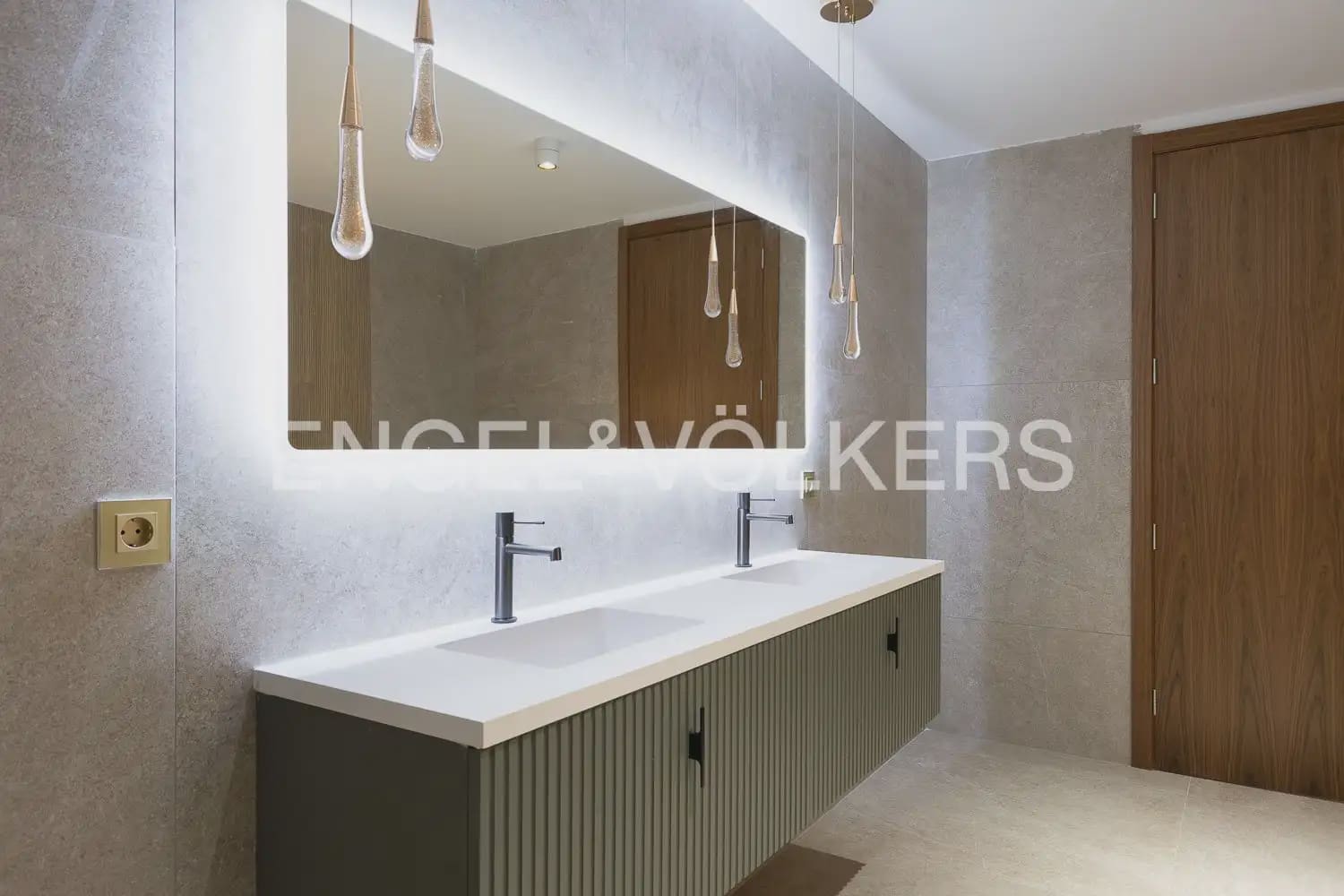 7 bedroom Villa for sale in Torrent with pool garage - € 1,495,000 (Ref: 9898180)