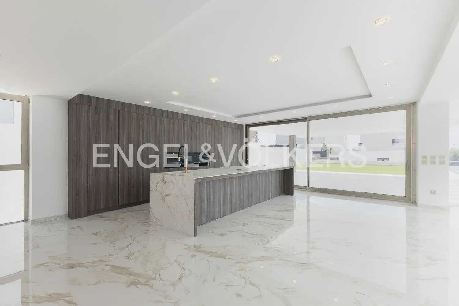 7 bedroom Villa for sale in Torrent with pool garage - € 1,495,000 (Ref: 9898180)