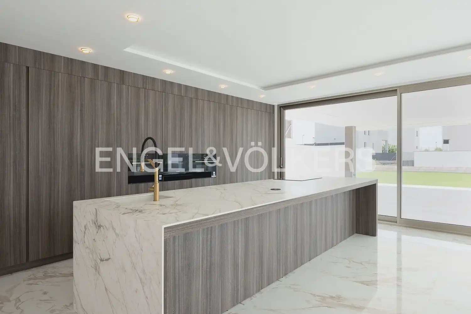 7 bedroom Villa for sale in Torrent with pool garage - € 1,495,000 (Ref: 9898180)