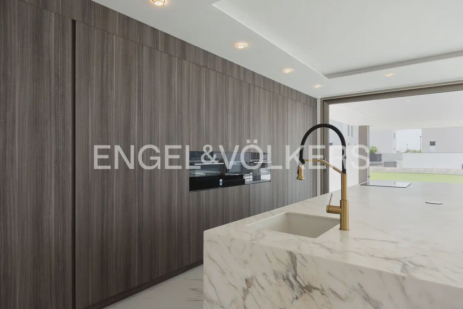 7 bedroom Villa for sale in Torrent with pool garage - € 1,495,000 (Ref: 9898180)