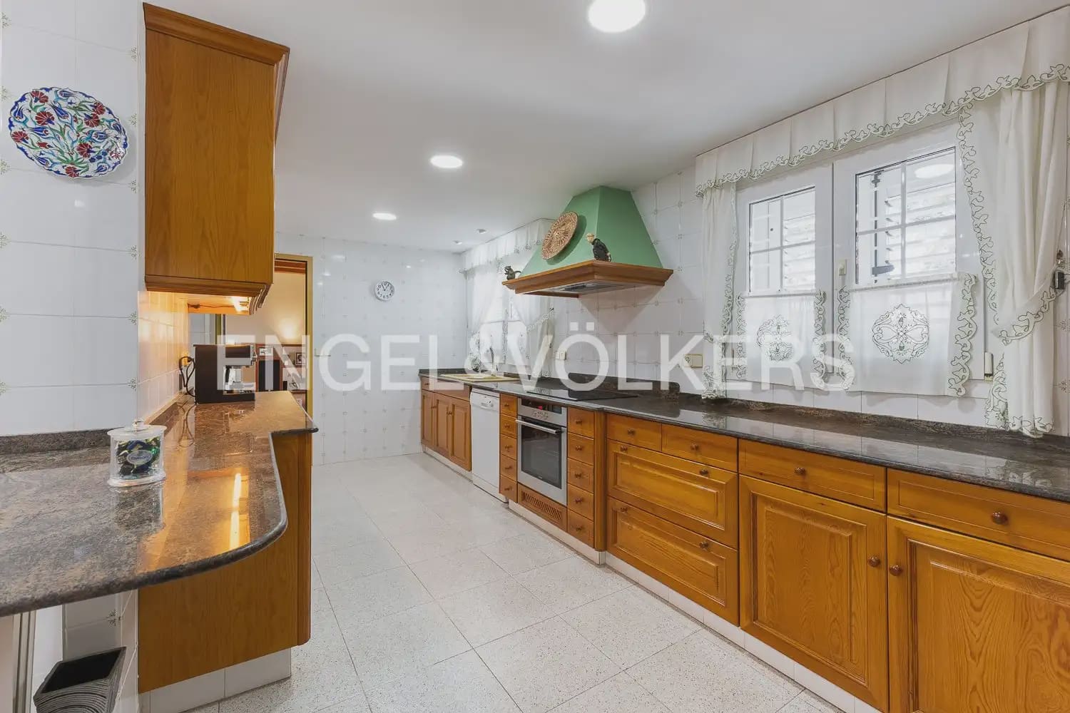5 bedroom Villa for sale in Paterna with pool garage - € 900,000 (Ref: 9898186)