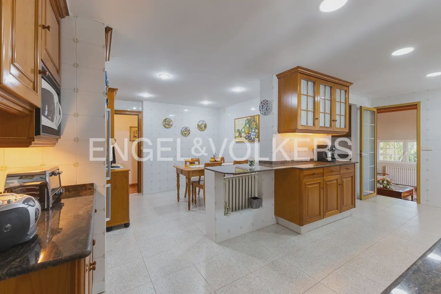 5 bedroom Villa for sale in Paterna with pool garage - € 900,000 (Ref: 9898186)