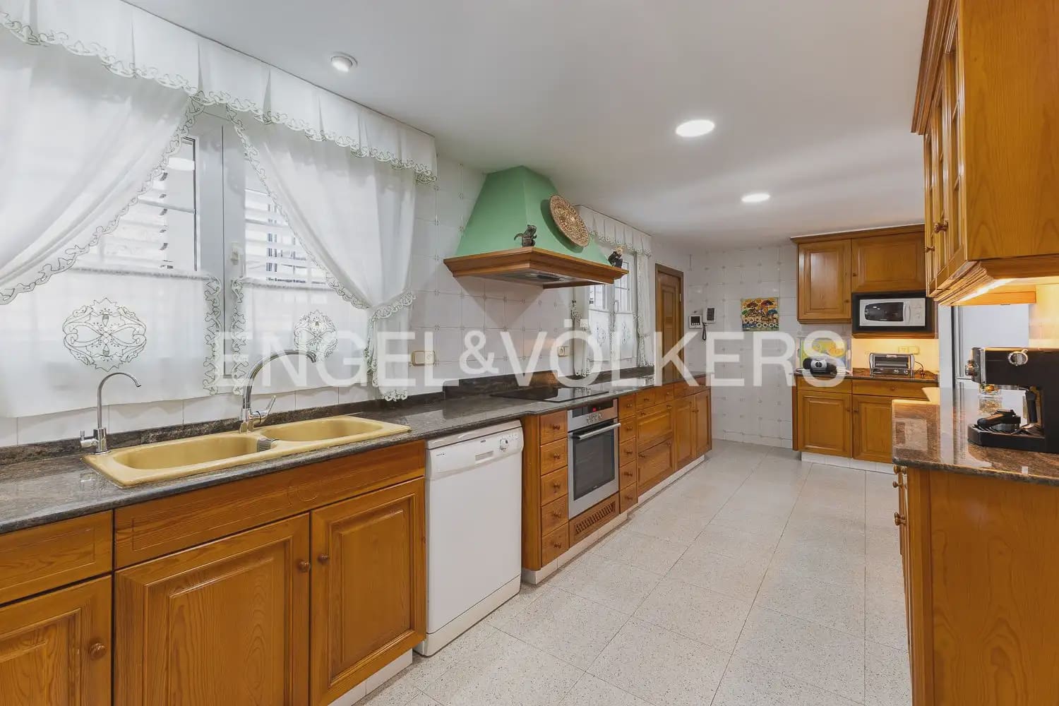 5 bedroom Villa for sale in Paterna with pool garage - € 900,000 (Ref: 9898186)