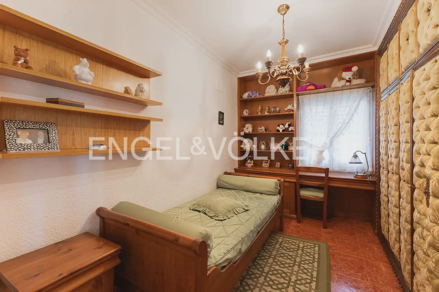 5 bedroom Villa for sale in Paterna with pool garage - € 900,000 (Ref: 9898186)