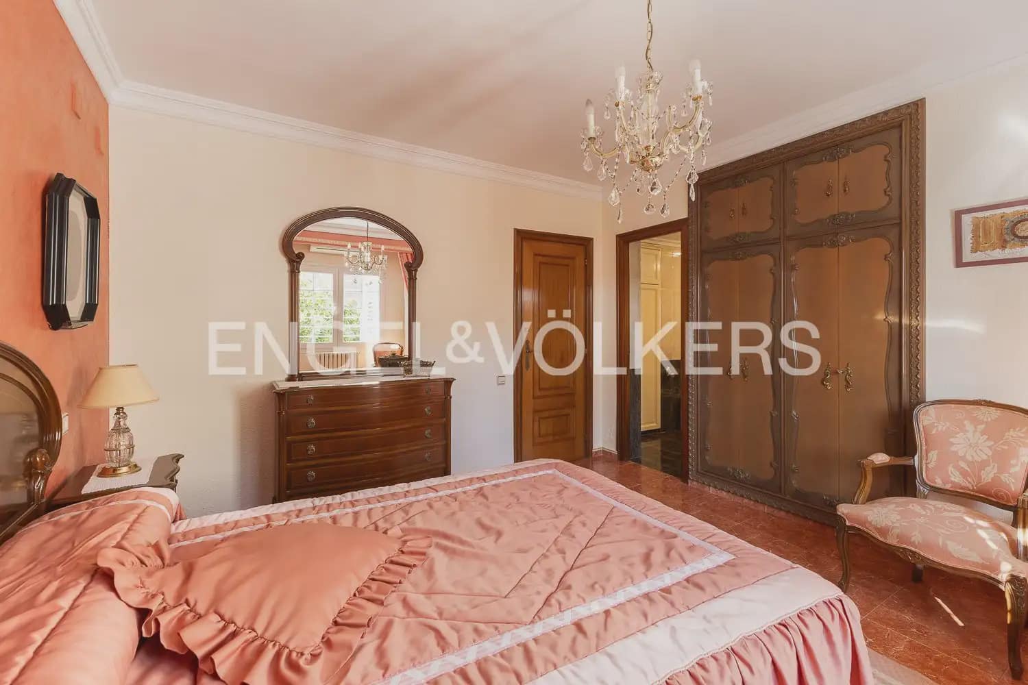 5 bedroom Villa for sale in Paterna with pool garage - € 900,000 (Ref: 9898186)