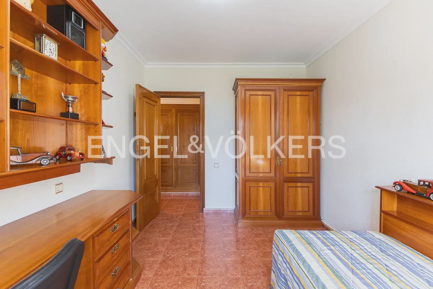 5 bedroom Villa for sale in Paterna with pool garage - € 900,000 (Ref: 9898186)