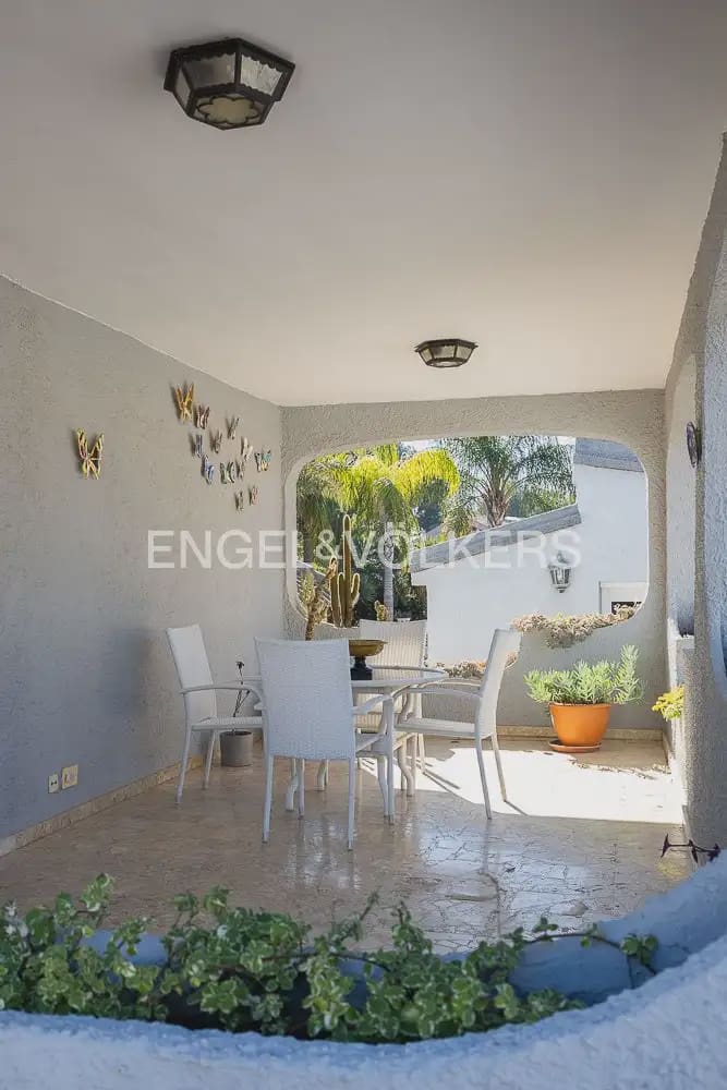 5 bedroom Villa for sale in Paterna with pool garage - € 900,000 (Ref: 9898186)