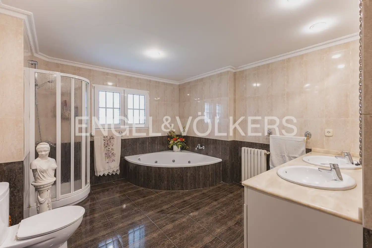 5 bedroom Villa for sale in Paterna with pool garage - € 900,000 (Ref: 9898186)