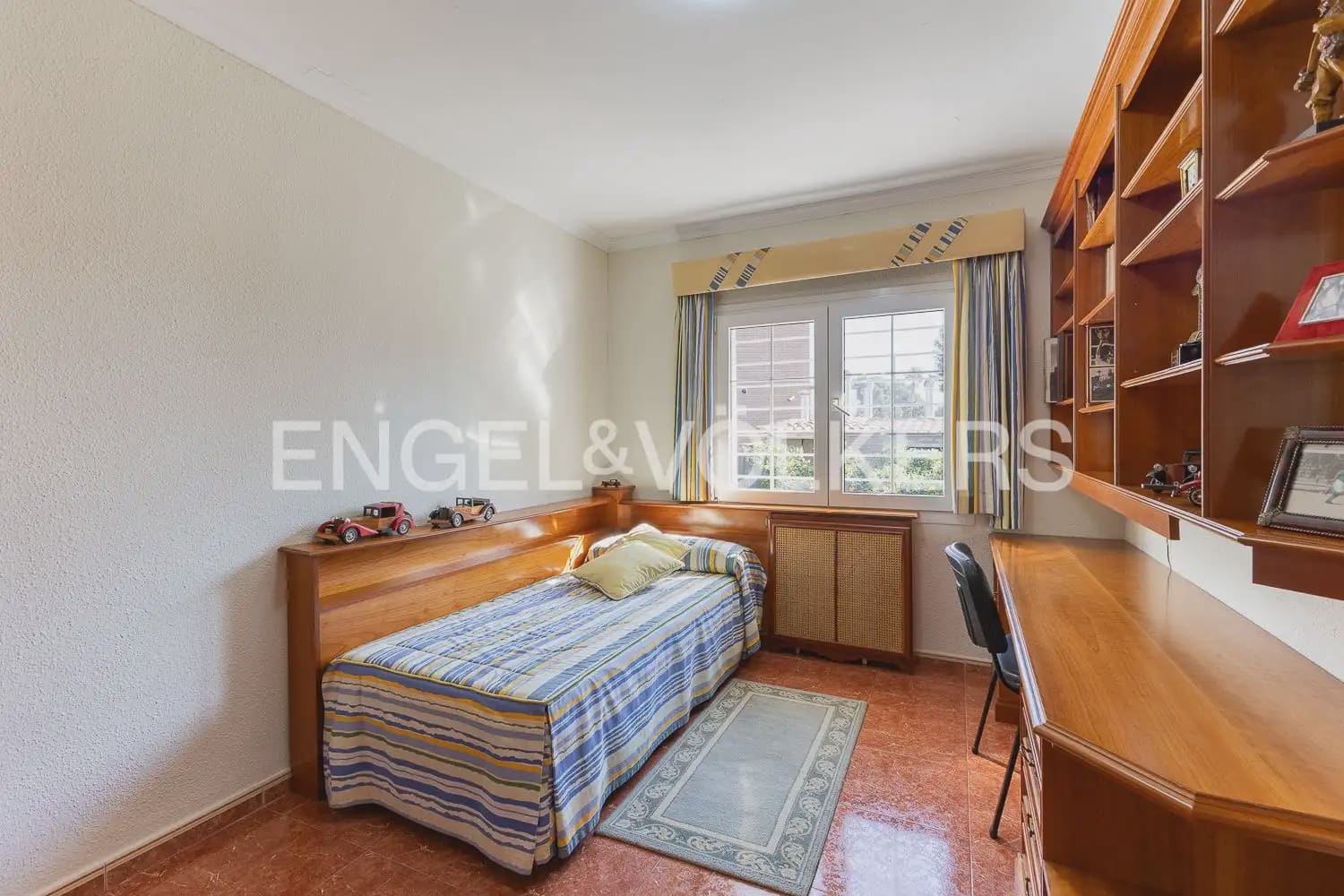 5 bedroom Villa for sale in Paterna with pool garage - € 900,000 (Ref: 9898186)