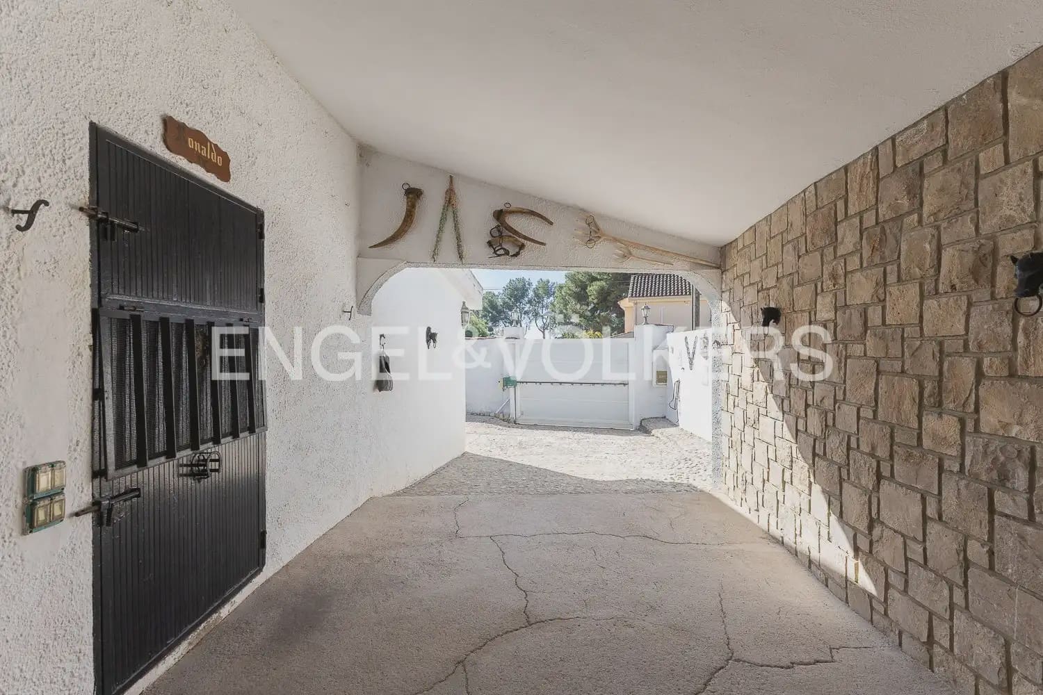 5 bedroom Villa for sale in Paterna with pool garage - € 900,000 (Ref: 9898186)