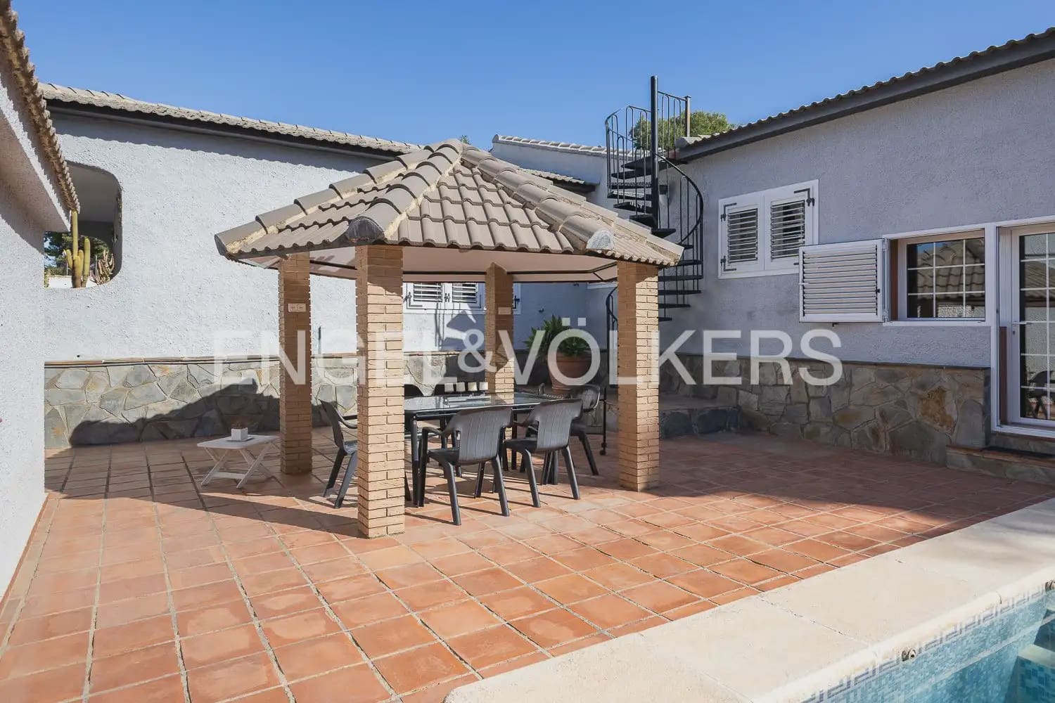 5 bedroom Villa for sale in Paterna with pool garage - € 900,000 (Ref: 9898186)