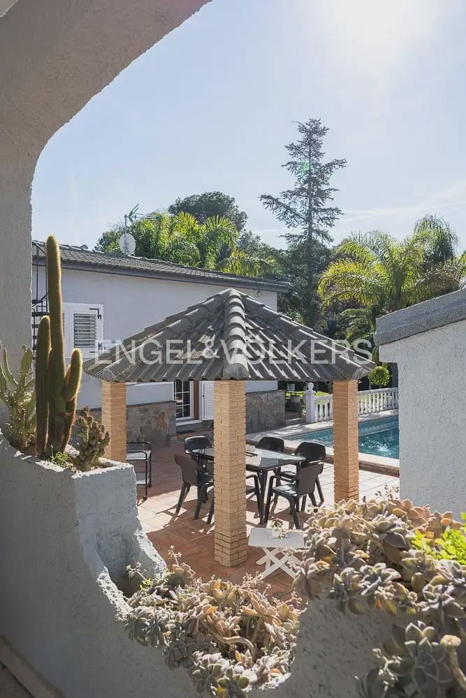 5 bedroom Villa for sale in Paterna with pool garage - € 900,000 (Ref: 9898186)