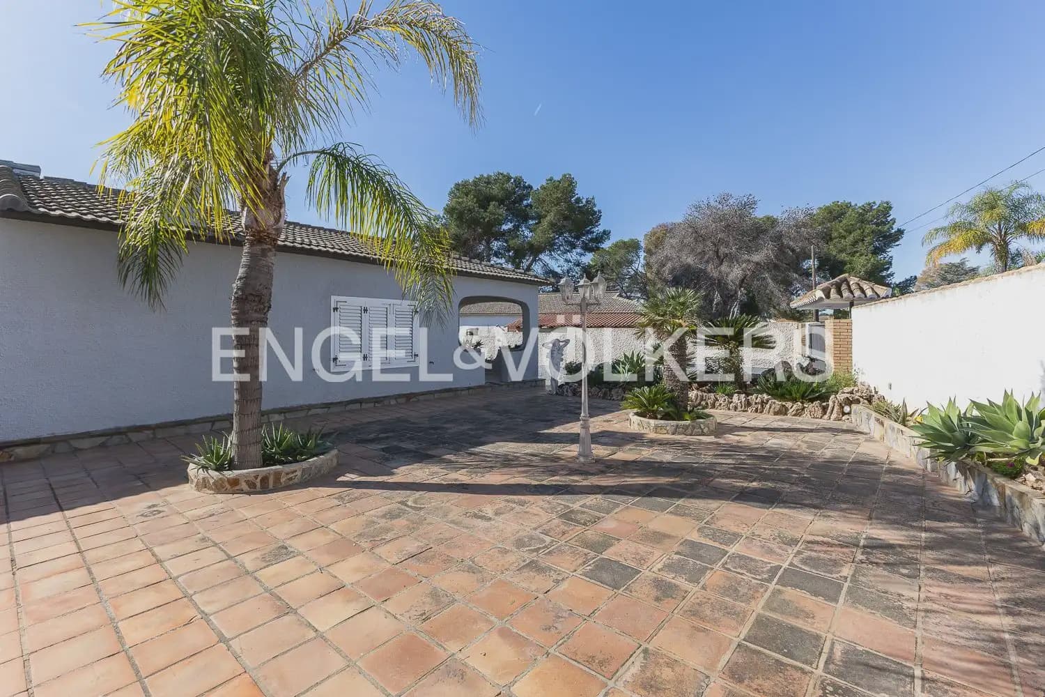 5 bedroom Villa for sale in Paterna with pool garage - € 900,000 (Ref: 9898186)