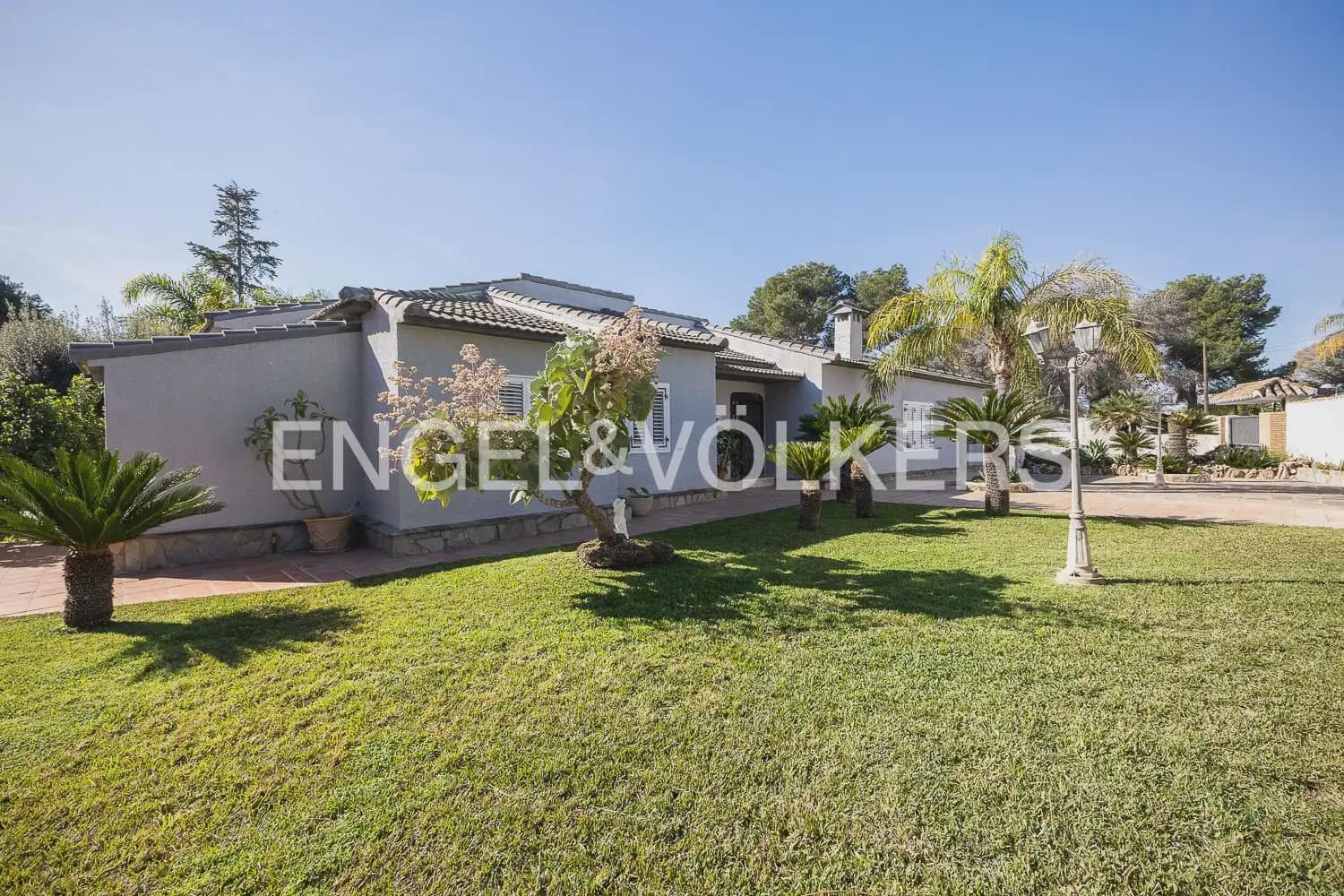 5 bedroom Villa for sale in Paterna with pool garage - € 900,000 (Ref: 9898186)